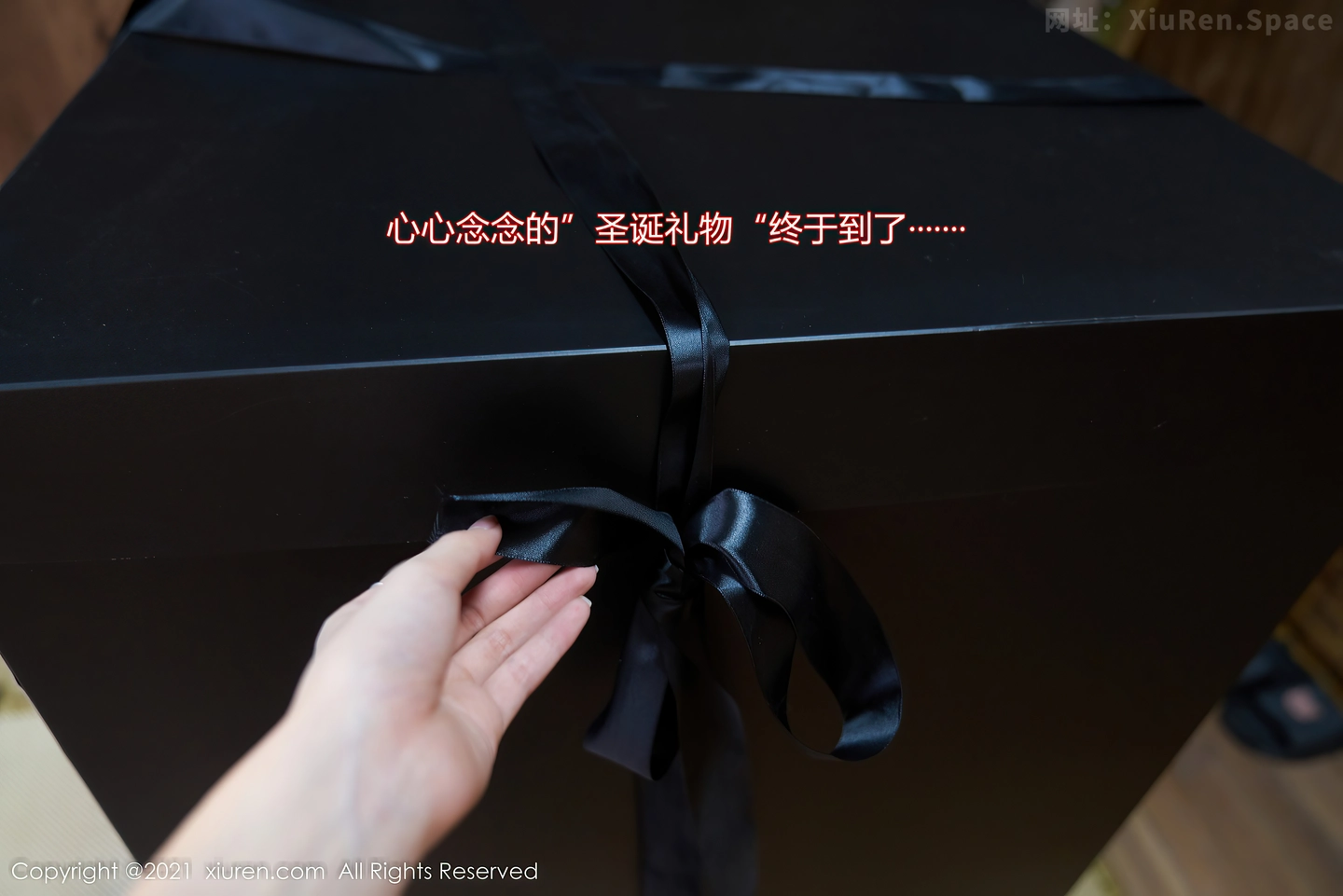 图片[2]-[XiuRen秀人网]VOL.4385 女神周于希Sally圣诞主题性感红色丝带裹身秀火辣身材诱惑写真90P-秀人网官方网站